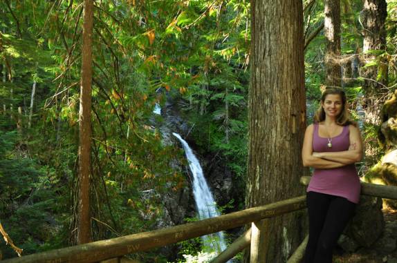 Caminhada até uma das cachoeiras do Strathcona Provincial Park, no interior da  Vancouver Island, costa oeste do Canadá